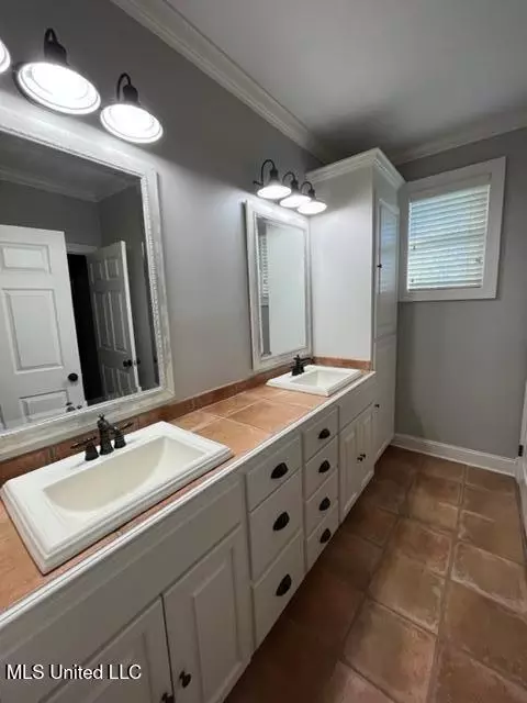 Bath - 208 Crescent H Dr, Terry, MS 39170 photo 2 of 6