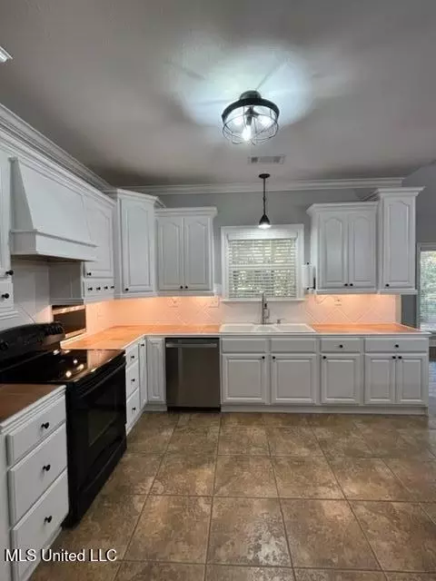Kitchen - 208 Crescent H Dr, Terry, MS 39170 photo 3 of 3