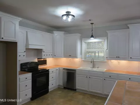 Kitchen - 208 Crescent H Dr, Terry, MS 39170 photo 2 of 3