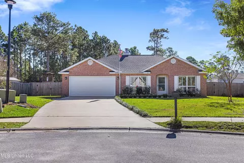 30 Lakeview Ct, Ocean Springs, MS 39564