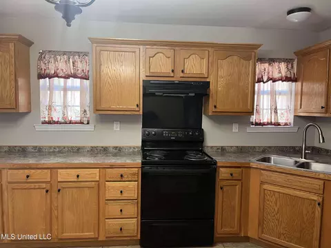 703 E Canal St, Picayune, MS 39466 photo 2