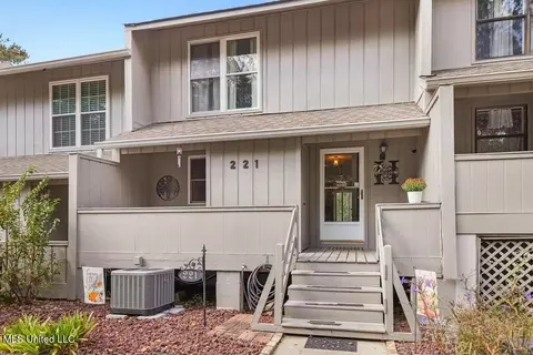 221 Highpoint Dr, Diamondhead, MS 39525