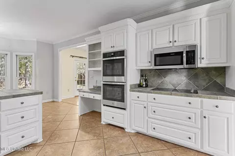 Kitchen - 710 Woodgate Dr, Madison, MS 39110 photo 2 of 5