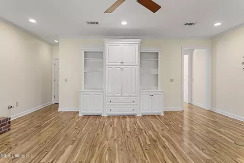 Living - 710 Woodgate Dr, Madison, MS 39110 photo 2 of 4