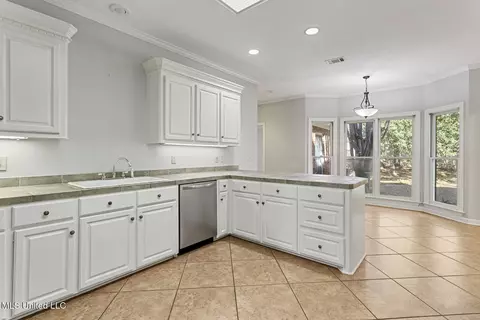 Kitchen - 710 Woodgate Dr, Madison, MS 39110 photo 1 of 5
