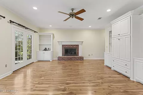 Living - 710 Woodgate Dr, Madison, MS 39110 photo 1 of 4