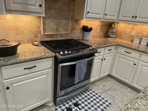 Kitchen - 125 Westerly Pl, Madison, MS 39110 photo 4 of 5