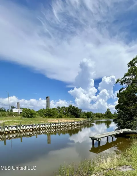 102 Livingston Dr, Pass Christian, MS 39571