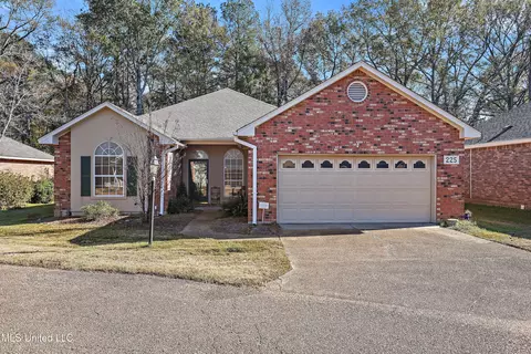 225 Twin Lks S, Clinton, MS 39056