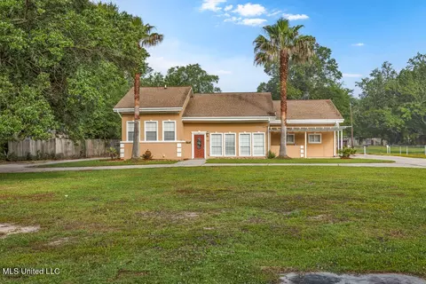 19 Poplar Cir, Gulfport, MS 39507