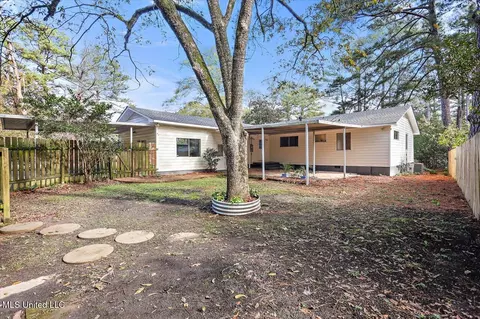 Exterior - 4325 Ridgewood Rd, Jackson, MS 39211 photo 4 of 7