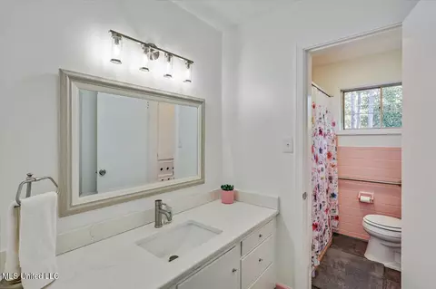 Bath - 4325 Ridgewood Rd, Jackson, MS 39211 photo 2 of 3
