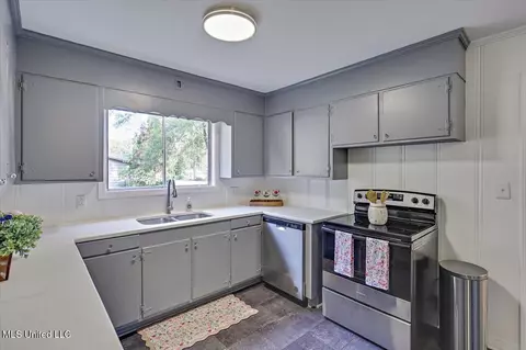 Kitchen - 4325 Ridgewood Rd, Jackson, MS 39211 photo 2 of 5