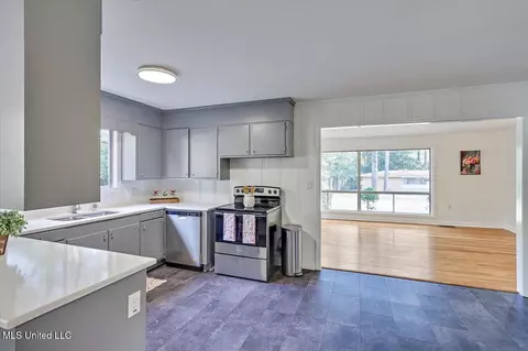Kitchen - 4325 Ridgewood Rd, Jackson, MS 39211 photo 5 of 5