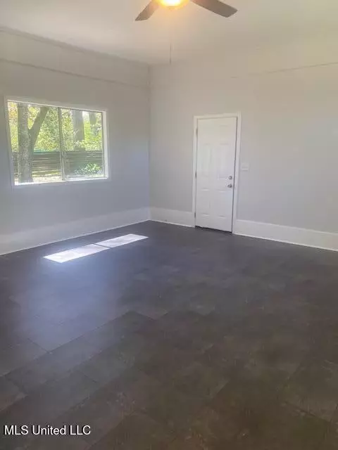 Living - 4325 Ridgewood Rd, Jackson, MS 39211 photo 7 of 7