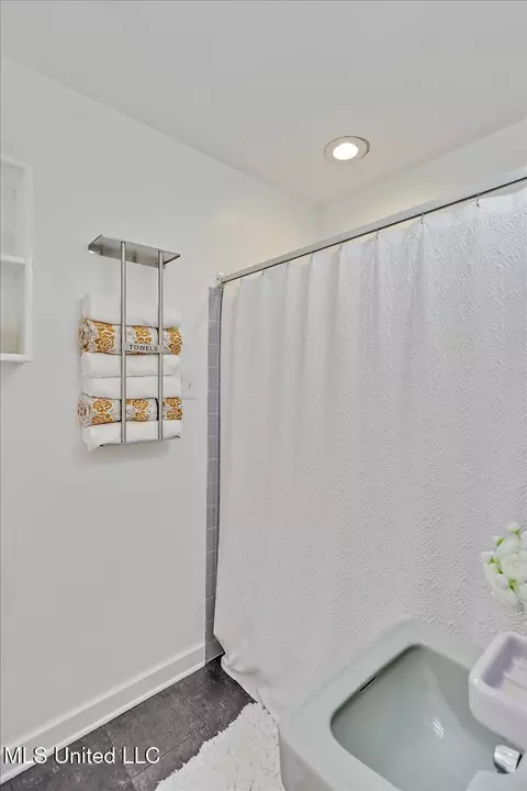 Bath - 4325 Ridgewood Rd, Jackson, MS 39211 photo 1 of 3