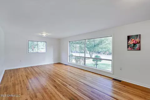 Living - 4325 Ridgewood Rd, Jackson, MS 39211 photo 2 of 7