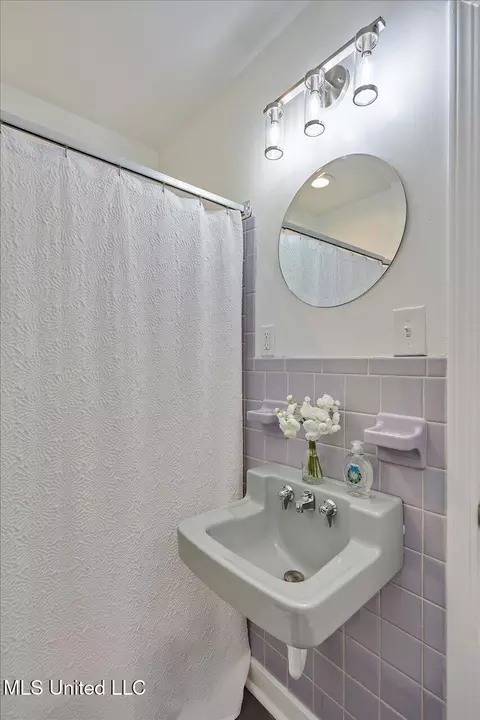 Bath - 4325 Ridgewood Rd, Jackson, MS 39211 photo 3 of 3