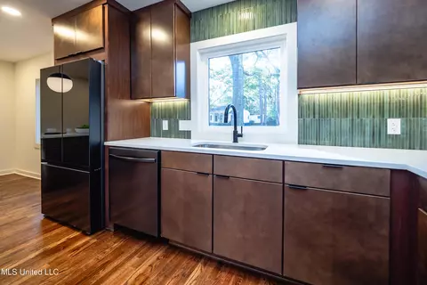 Kitchen - 384 Naples Rd, Jackson, MS 39206 photo 4 of 5