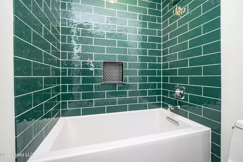 Bath - 384 Naples Rd, Jackson, MS 39206 photo 3 of 6