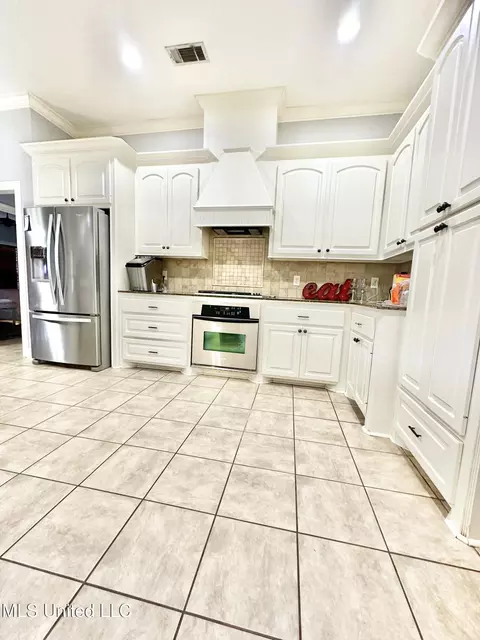 Kitchen - 715 Tortoise Rdg, Brandon, MS 39047 photo 1 of 2