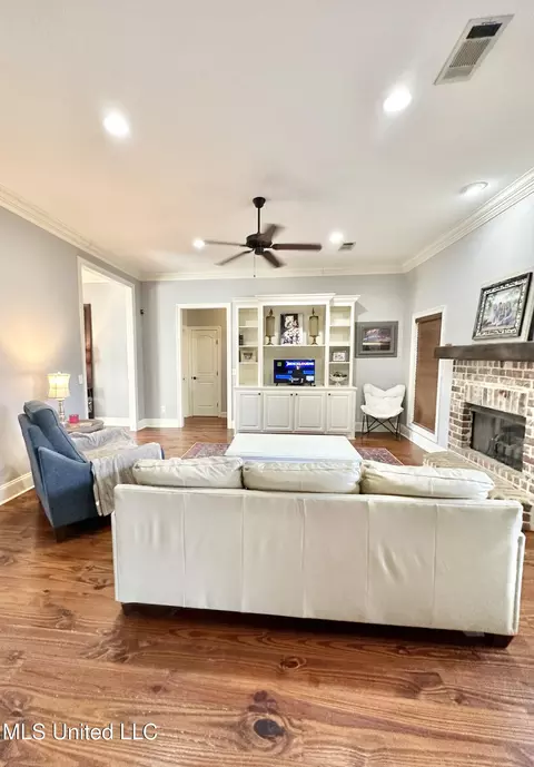 Living - 715 Tortoise Rdg, Brandon, MS 39047 photo 1 of 4