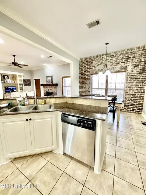 Kitchen - 715 Tortoise Rdg, Brandon, MS 39047 photo 2 of 2