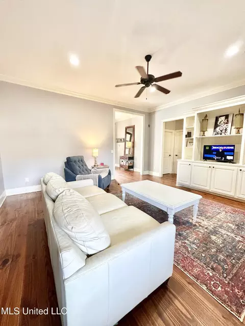 Living - 715 Tortoise Rdg, Brandon, MS 39047 photo 2 of 4