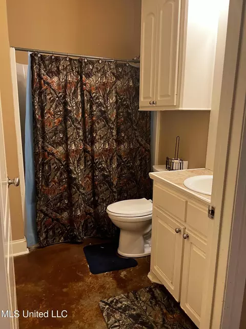 Bath - 508 Lyon St, Canton, MS 39046 photo 1 of 2