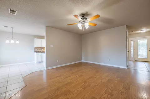 Living - 3148 Mcingvale Rd, Hernando, MS 38632 photo 3 of 4
