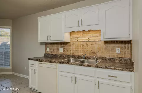 Kitchen - 3148 Mcingvale Rd, Hernando, MS 38632 photo 2 of 4