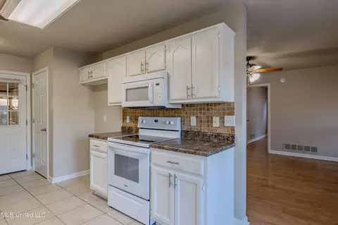 Kitchen - 3148 Mcingvale Rd, Hernando, MS 38632 photo 3 of 4