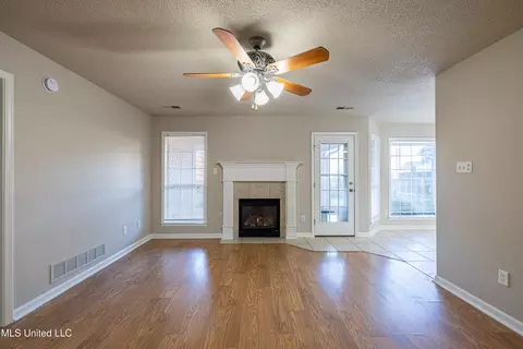 Living - 3148 Mcingvale Rd, Hernando, MS 38632 photo 2 of 4