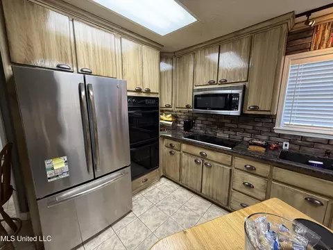 Kitchen - 2425 Perry Rd, Grenada, MS 38901 photo 5 of 8