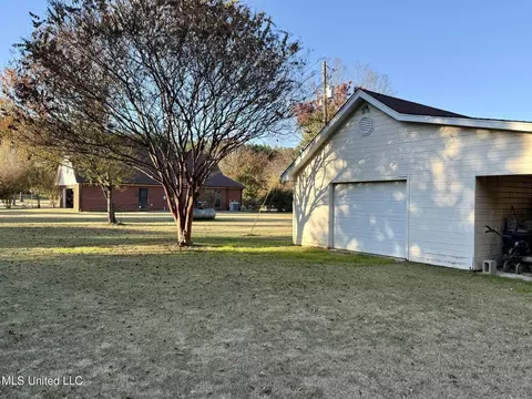 Exterior - 2425 Perry Rd, Grenada, MS 38901 photo 4 of 7
