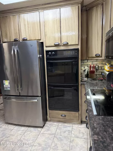 Kitchen - 2425 Perry Rd, Grenada, MS 38901 photo 4 of 8