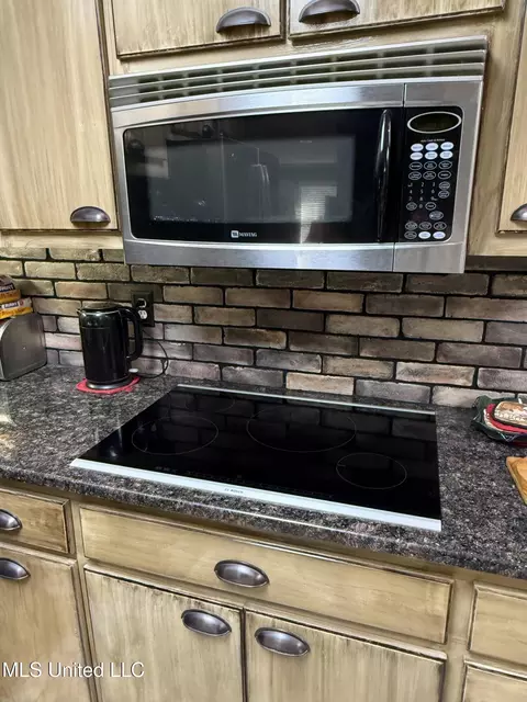 Kitchen - 2425 Perry Rd, Grenada, MS 38901 photo 7 of 8