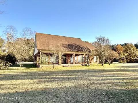 Exterior - 2425 Perry Rd, Grenada, MS 38901 photo 2 of 7