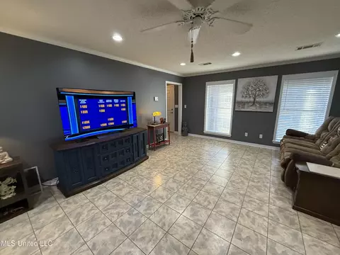 Living - 2425 Perry Rd, Grenada, MS 38901 photo 2 of 2