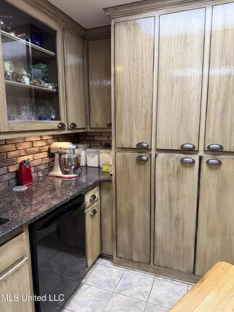Kitchen - 2425 Perry Rd, Grenada, MS 38901 photo 6 of 8