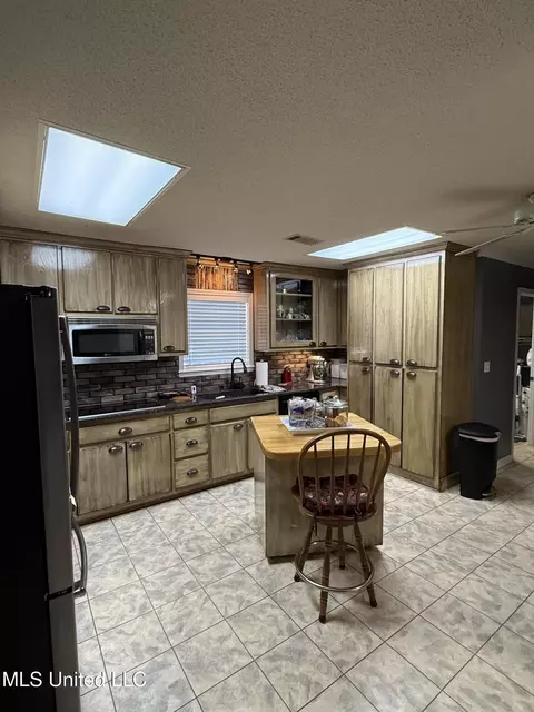 Kitchen - 2425 Perry Rd, Grenada, MS 38901 photo 8 of 8
