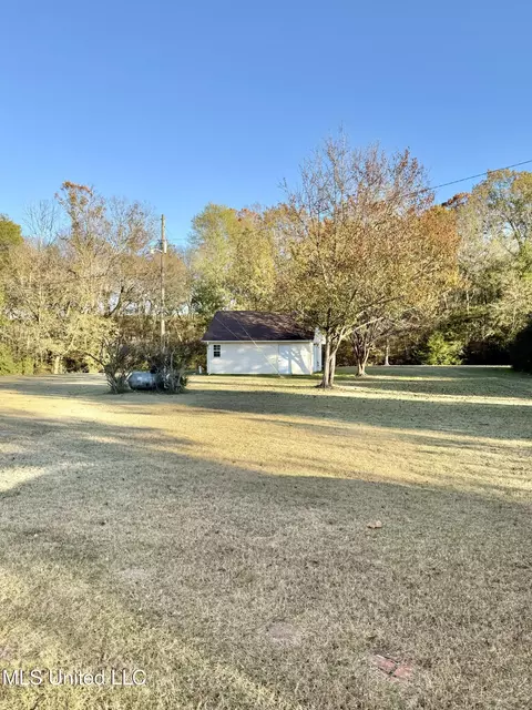 Exterior - 2425 Perry Rd, Grenada, MS 38901 photo 3 of 7