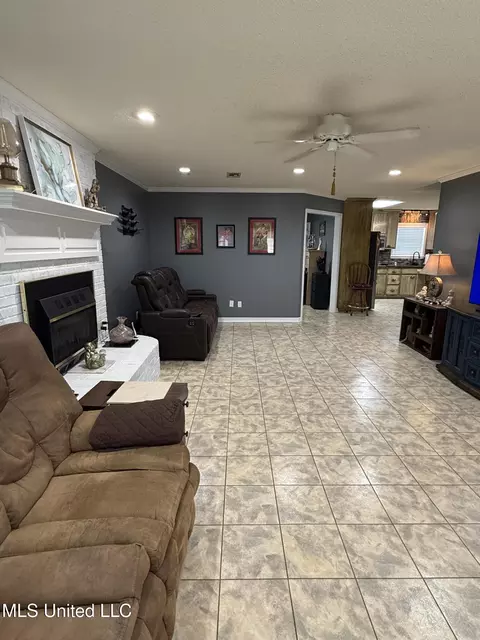 Living - 2425 Perry Rd, Grenada, MS 38901 photo 1 of 2