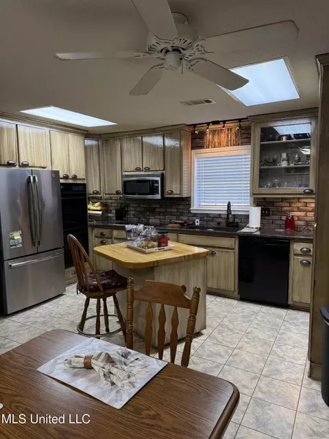 Kitchen - 2425 Perry Rd, Grenada, MS 38901 photo 2 of 8
