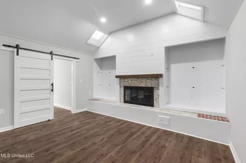 Living - 112 Louis Wilson Dr, Brandon, MS 39042 photo 6 of 6