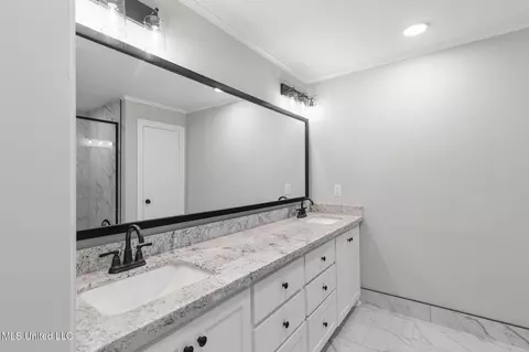 Bath - 112 Louis Wilson Dr, Brandon, MS 39042 photo 1 of 5