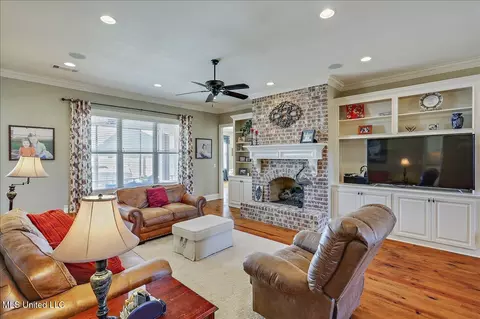 Living - 157 Harbor View Dr, Madison, MS 39110 photo 2 of 5