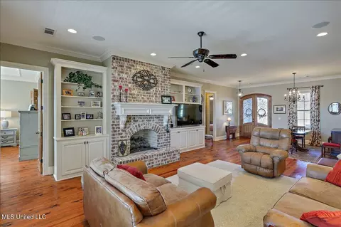 Living - 157 Harbor View Dr, Madison, MS 39110 photo 3 of 5