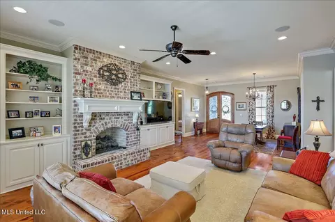 Living - 157 Harbor View Dr, Madison, MS 39110 photo 4 of 5