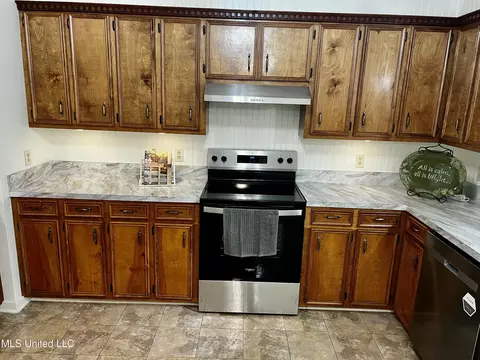 Kitchen - 133 Mcgee Ln, Florence, MS 39073 photo 4 of 6